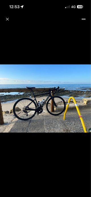 Bicicleta de carretera negra
