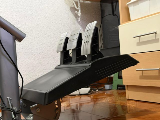 Volante Thrustmaster T300RS + Pedales