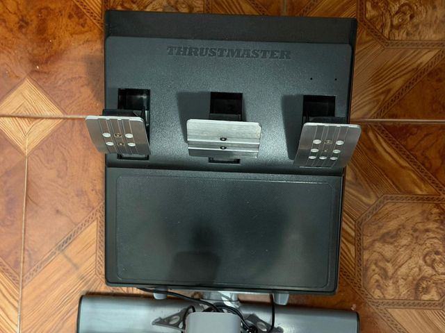 Volante Thrustmaster T300RS + Pedales
