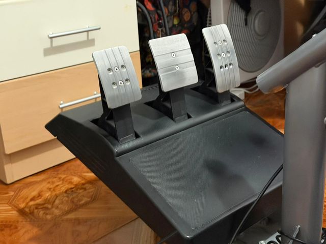 Volante Thrustmaster T300RS + Pedales