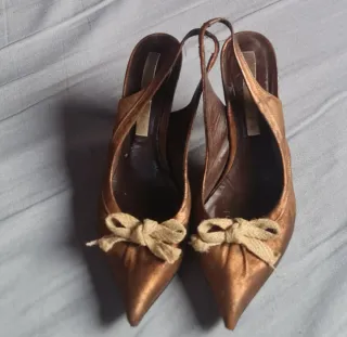 Zapatos Pura López tacón marrón y dorado