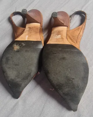 Zapatos Pura López tacón marrón y dorado