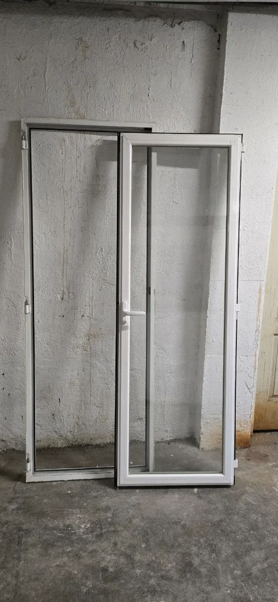 Puerta balconera de aluminio blanca