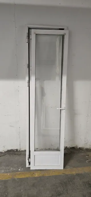 Puerta balconera de aluminio blanca