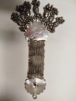 Antiguo collar bib necklace de plata maciza.