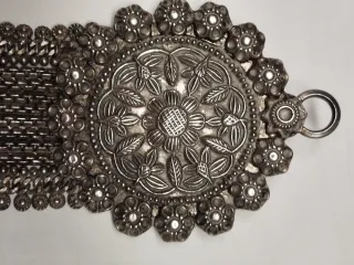 Antiguo collar bib necklace de plata maciza.