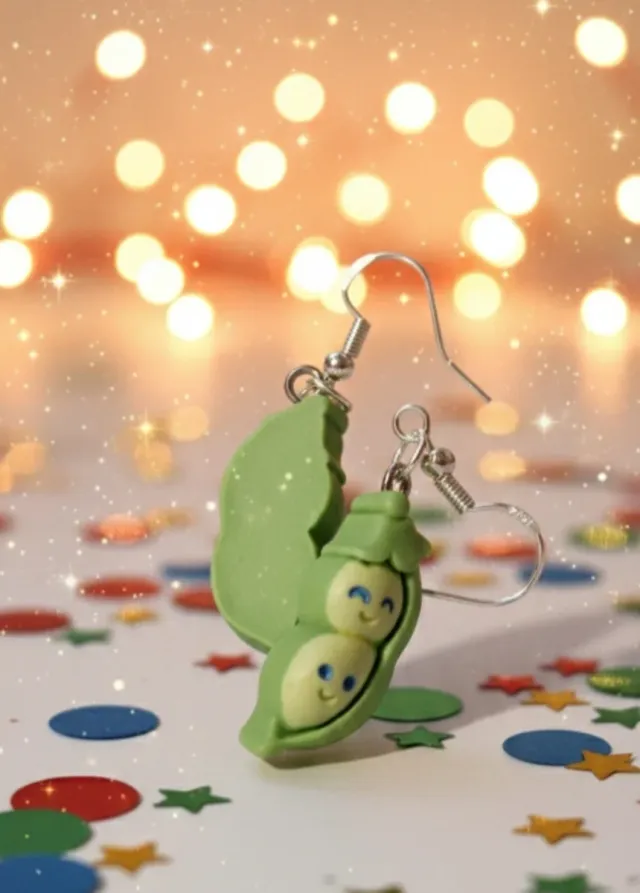 Pendientes de resina con forma de guisantes
