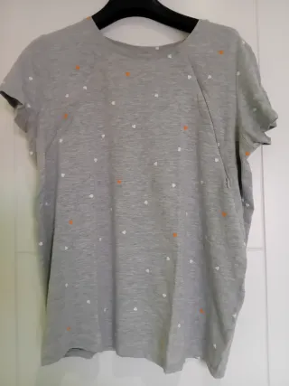 Camiseta lactancia gris estampado corazones