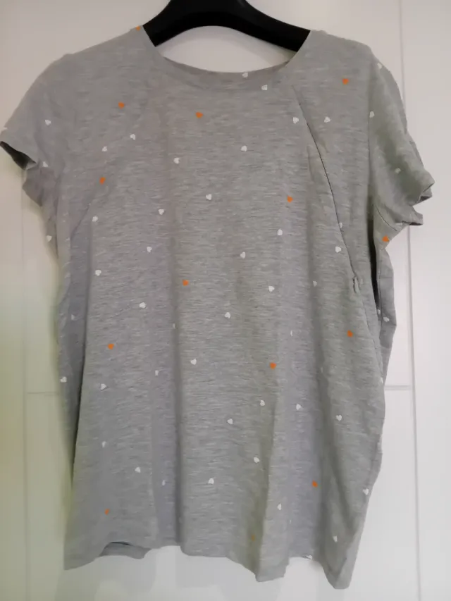 Camiseta lactancia gris estampado corazones