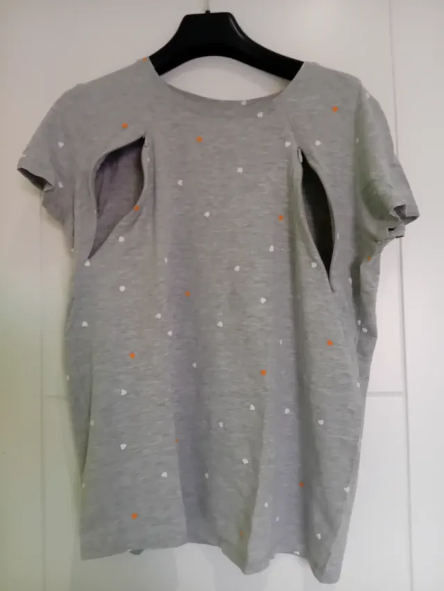 Camiseta lactancia gris estampado corazones