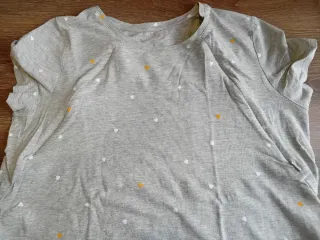 Camiseta lactancia gris estampado corazones