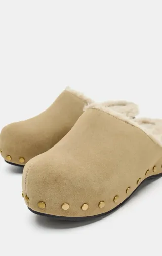 Zuecos Zara serraje tachas beige