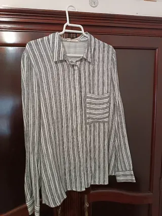 Blusa Pull and Bear rayas negras y blancas