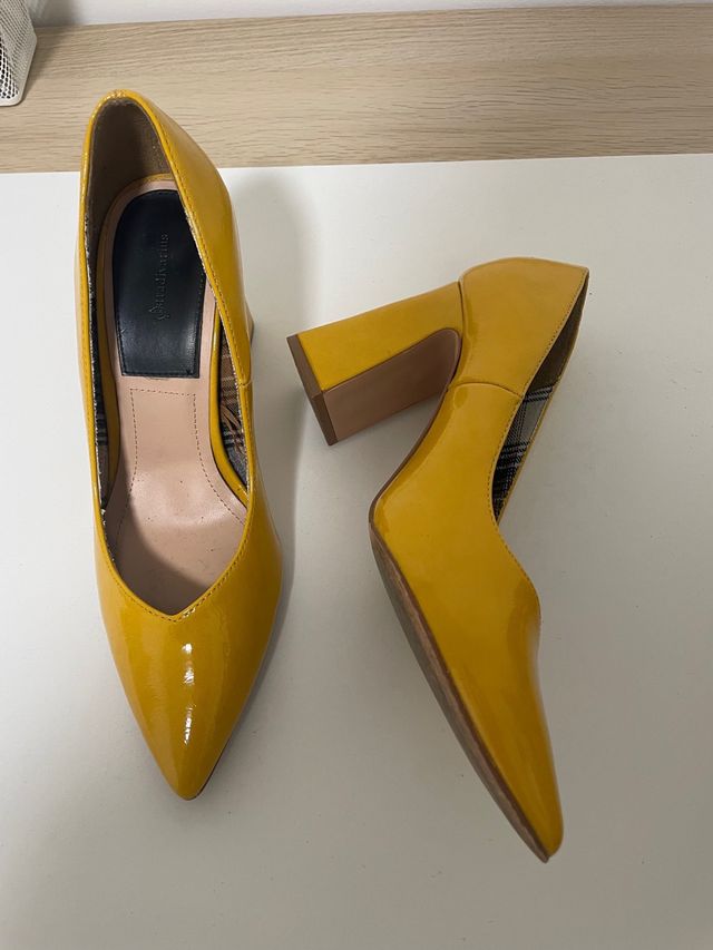 Zapatos de tacón Stradivarius amarillos talla 38