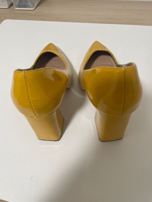 Zapatos de tacón Stradivarius amarillos talla 38