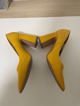Zapatos de tacón Stradivarius amarillos talla 38