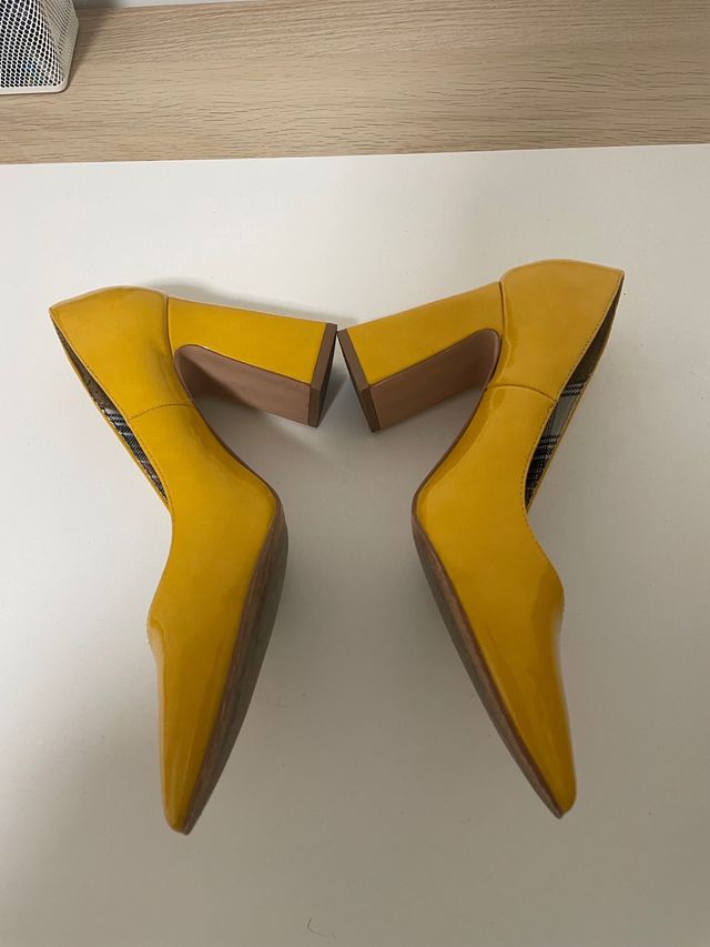 Zapatos de tacón Stradivarius amarillos talla 38
