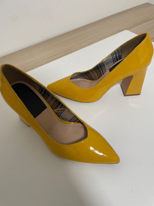 Zapatos de tacón Stradivarius amarillos talla 38