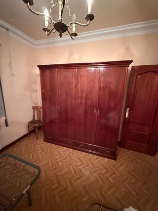 Armario de madera maciza