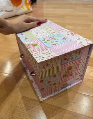 Joyero rosa con espejo y compartimentos