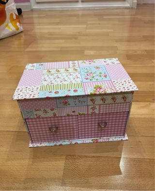 Joyero rosa con espejo y compartimentos
