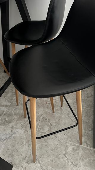 Mesa alta de bar y 4 taburetes