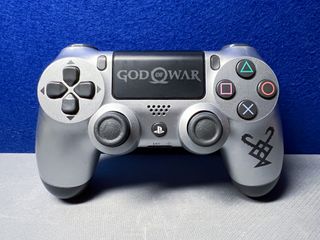 Mando Dualshock 4 v2 God of War gris plata PS4
