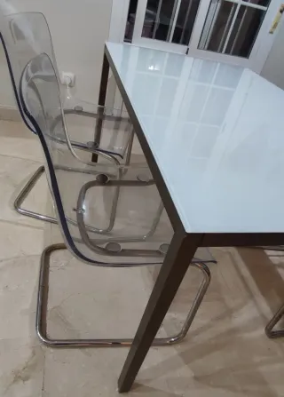Mesa Comedor Cristal y 4 Sillas Transparentes