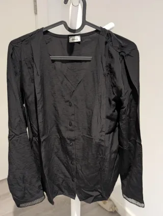 Blusa negra con botones
