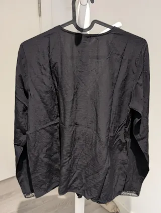 Blusa negra con botones