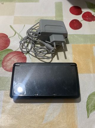 Nintendo 3DS Negra + Cargador