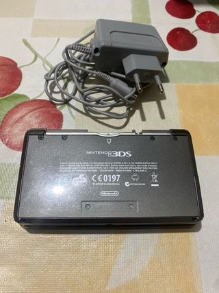 Nintendo 3DS Negra + Cargador