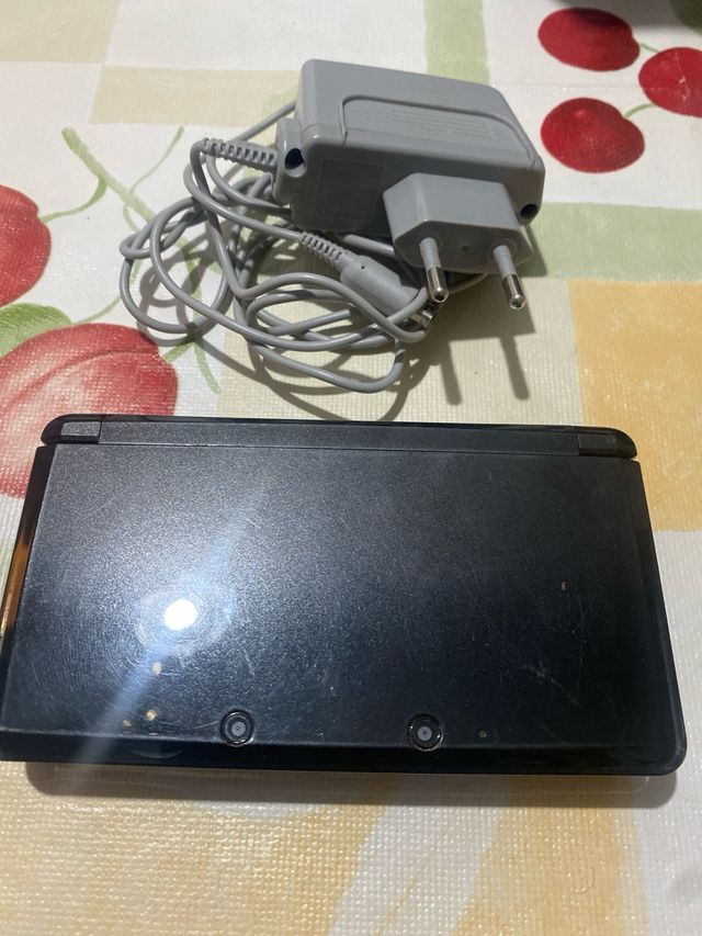 Nintendo 3DS Negra + Cargador