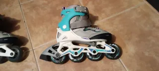 Patines en línea ajustables.