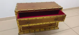 Baúl de madera y piel  con cajones,  detalles metl