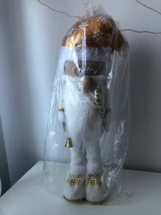Papá Noel artesanal dorado y blanco
