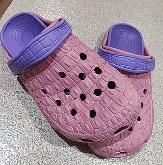 Zuecos rosas y morados