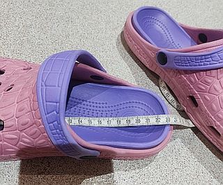 Zuecos rosas y morados