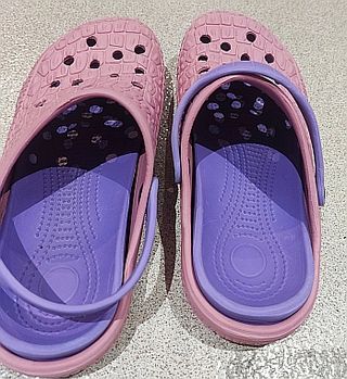 Zuecos rosas y morados