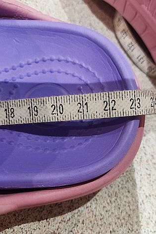 Zuecos rosas y morados