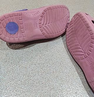 Zuecos rosas y morados