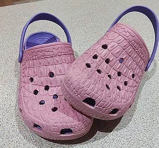 Zuecos rosas y morados