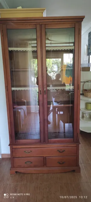 Cómoda de madera marrón