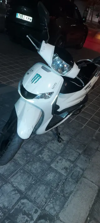 Moto Peugeot Tweet 125cc Blanca