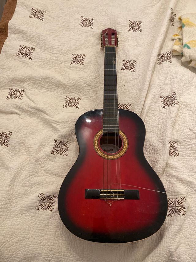 Guitarra roja y negra