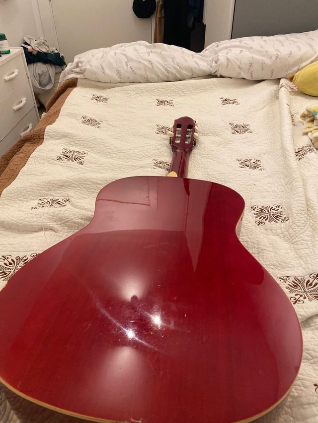 Guitarra roja y negra