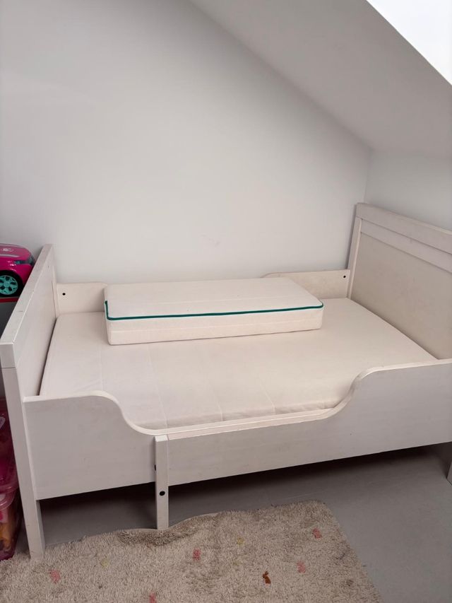 Cama blanca ikea pequeña