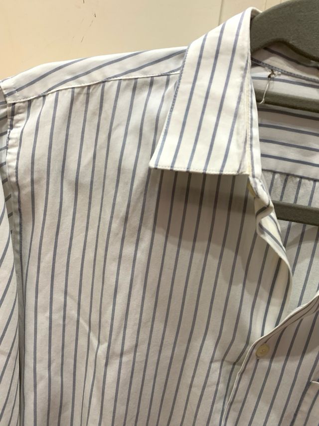 Camisa de rayas grises