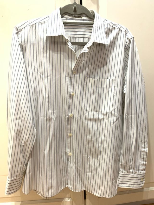 Camisa de rayas grises