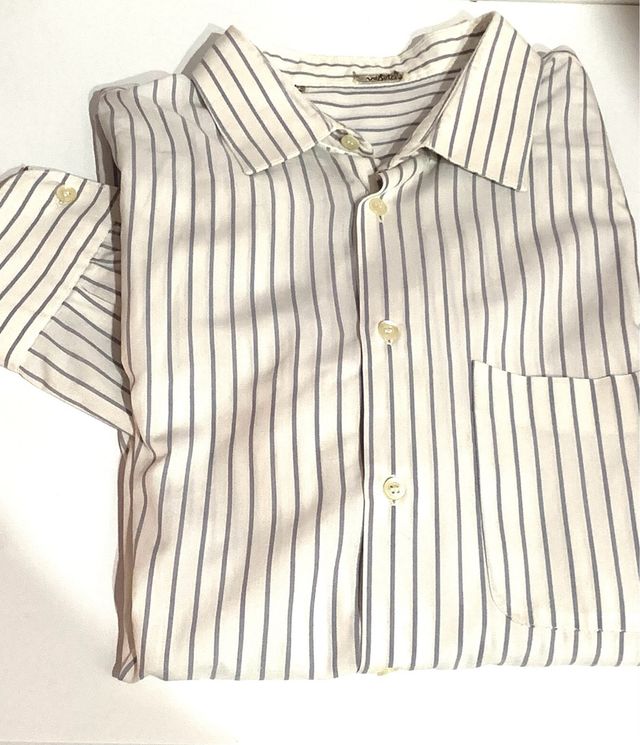 Camisa de rayas grises